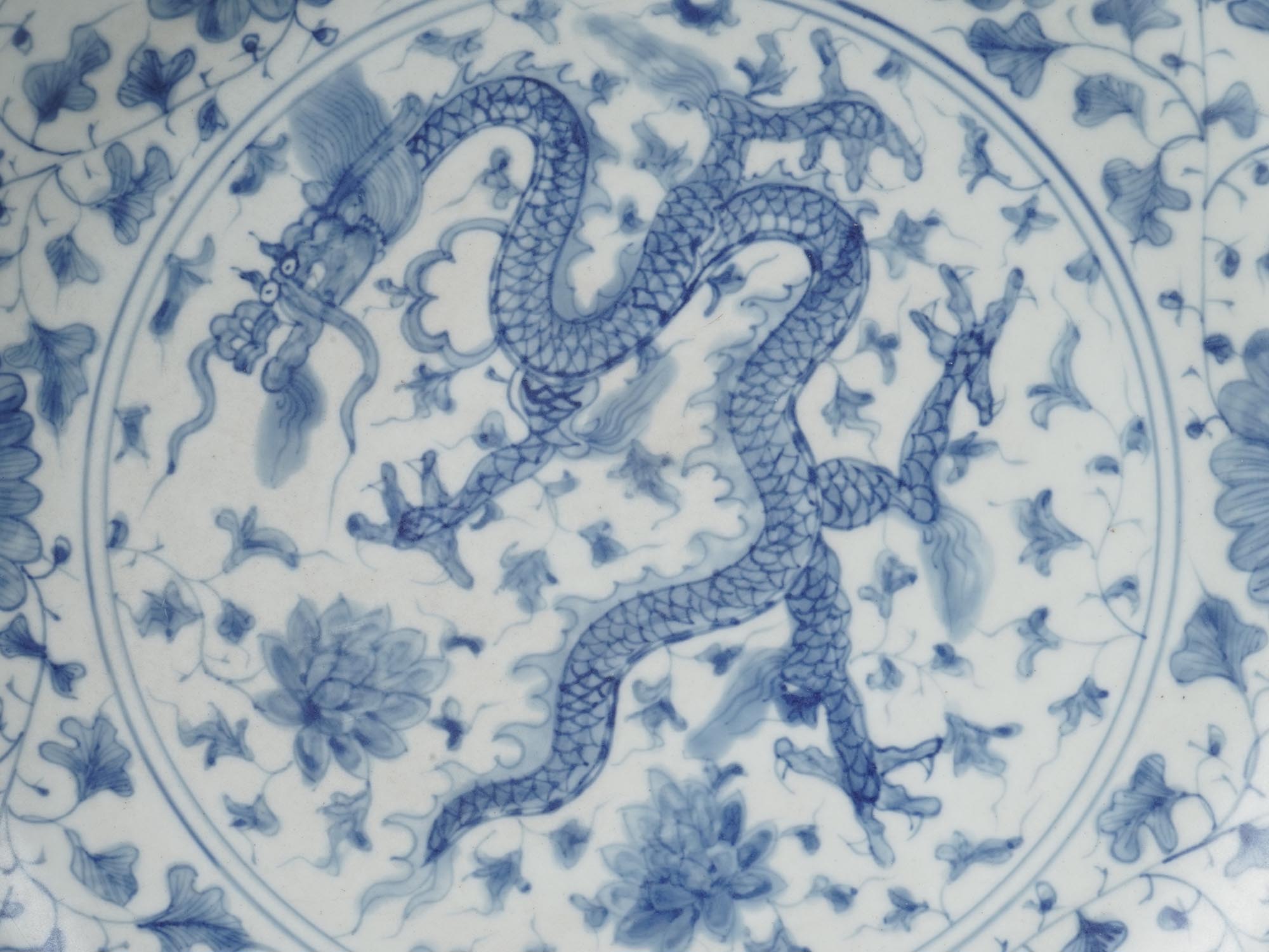 ANTIQUE CHINESE PORCELAIN PLATE WITH DRAGONS PIC-3